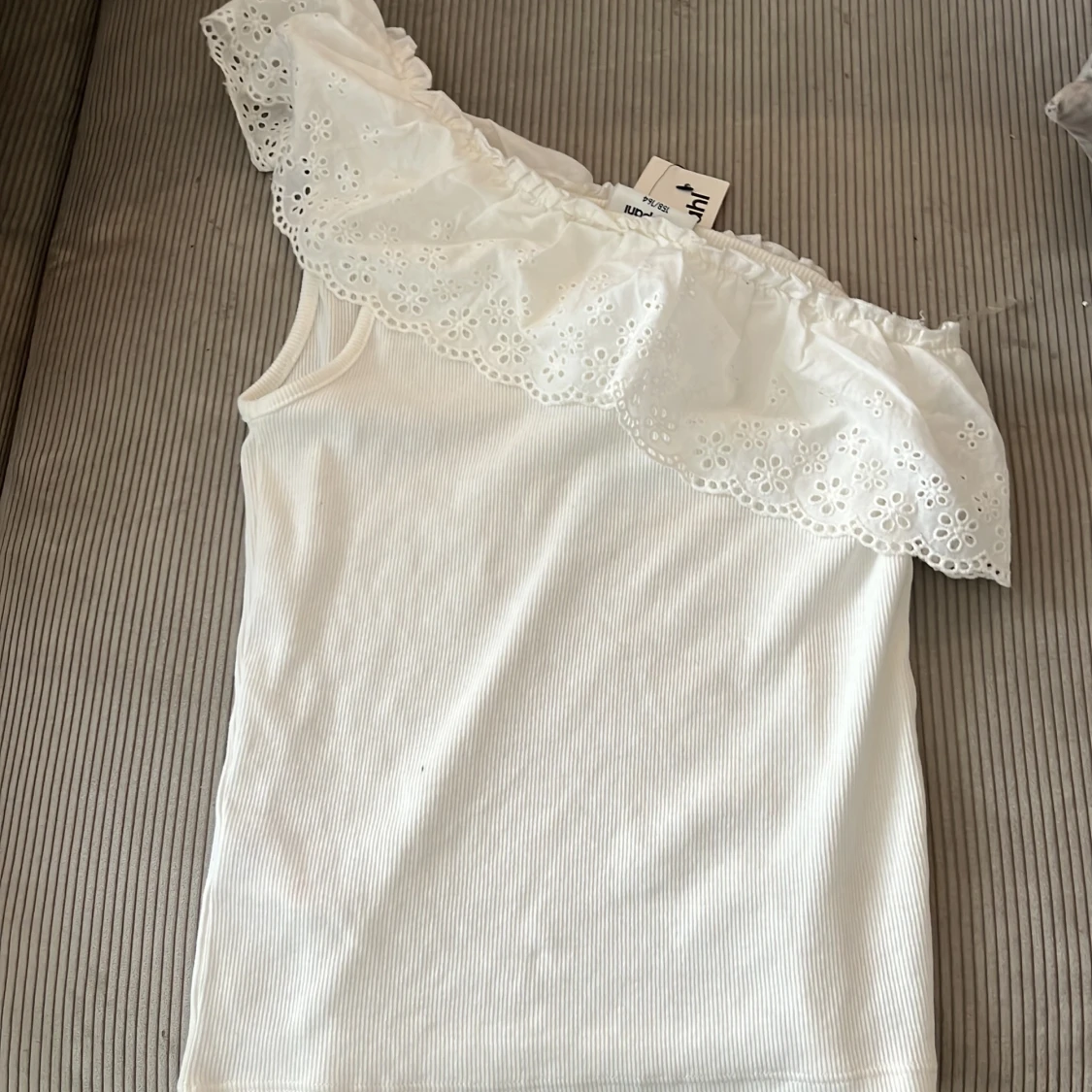 Vit offshoulder topp med volang från Kappahl  - 1