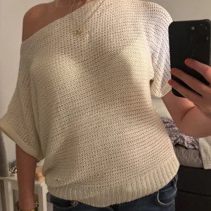 Offshoulder stickad tröja  - Jätte söt tröja som tyvärr inte står storlek eller märke på, men sitter som en S🫶🏼Litet hål där fram men inget man tänker på