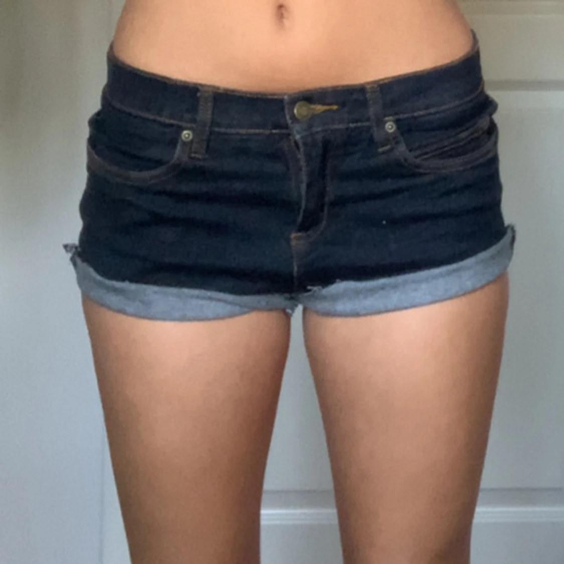 Mörkblå jeansshorts från John Baner