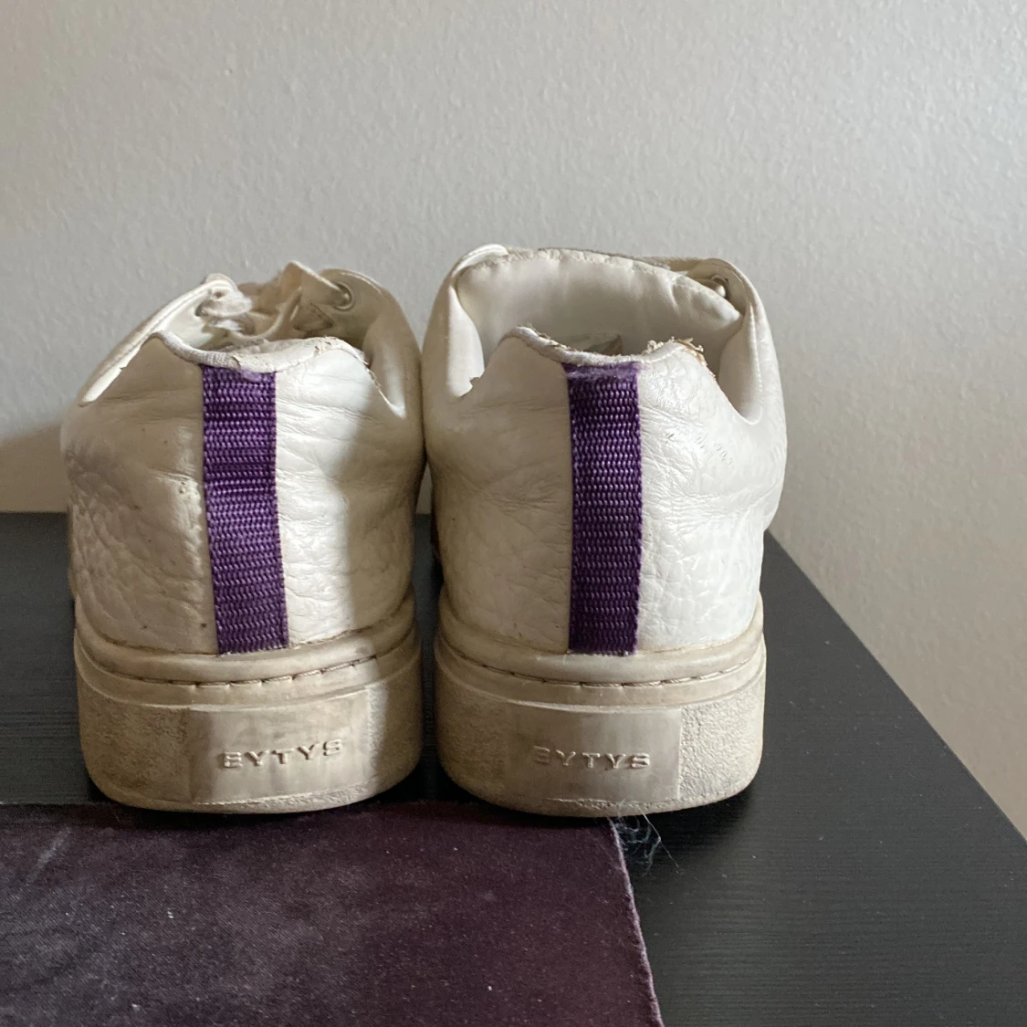 Vita Eytys sneakers med lila detalj - 2