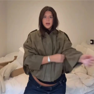 Zara mocka jacka - Intressekoll på grön mocka jacka från Zara storlek S i nyskick. Bara använts en gång🩷