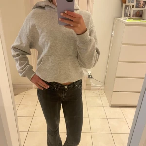 Svarta flared jeans från Gina - Säljer ett par svarta jeans från Gina i storlek 32. Modellen har flared ben. Jeansen har en cool tvättad look och mid waist. 