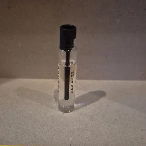 Pink Haze 2ml - Pink Haze 2ml från ESSNCE endast doftat på den. 45kr ny.