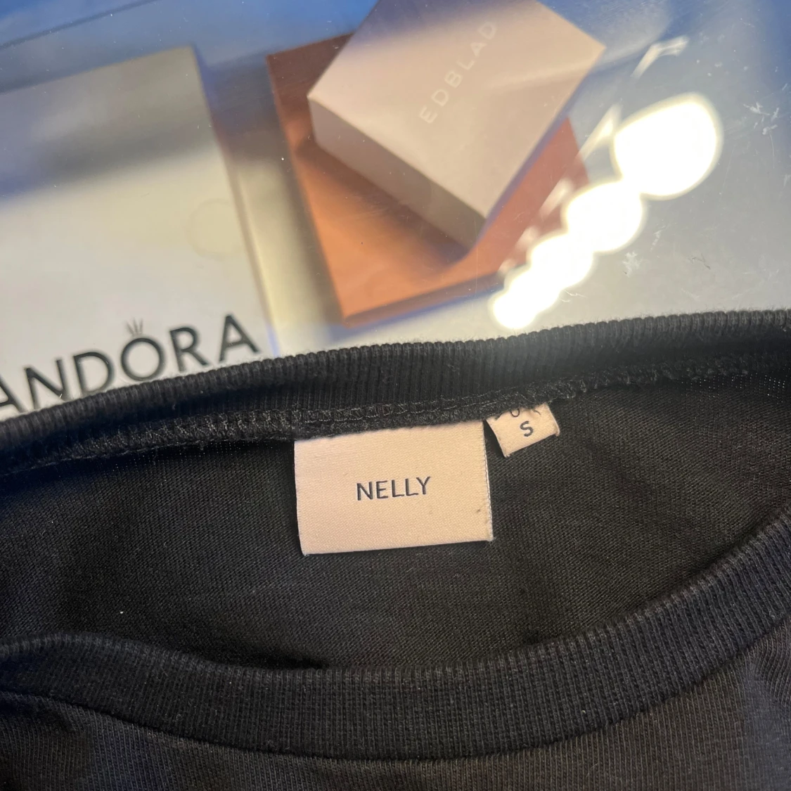 Svart t-shirt med knyt från Nelly - 2