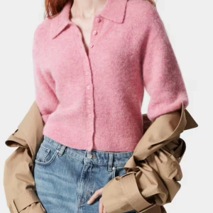 Rosa stickad kofta från & other stories - Säljer en ny och Oanvänd fluffig rosa stickad kofta från & other stories köpte den för 899kr och säljer den för 450kr 