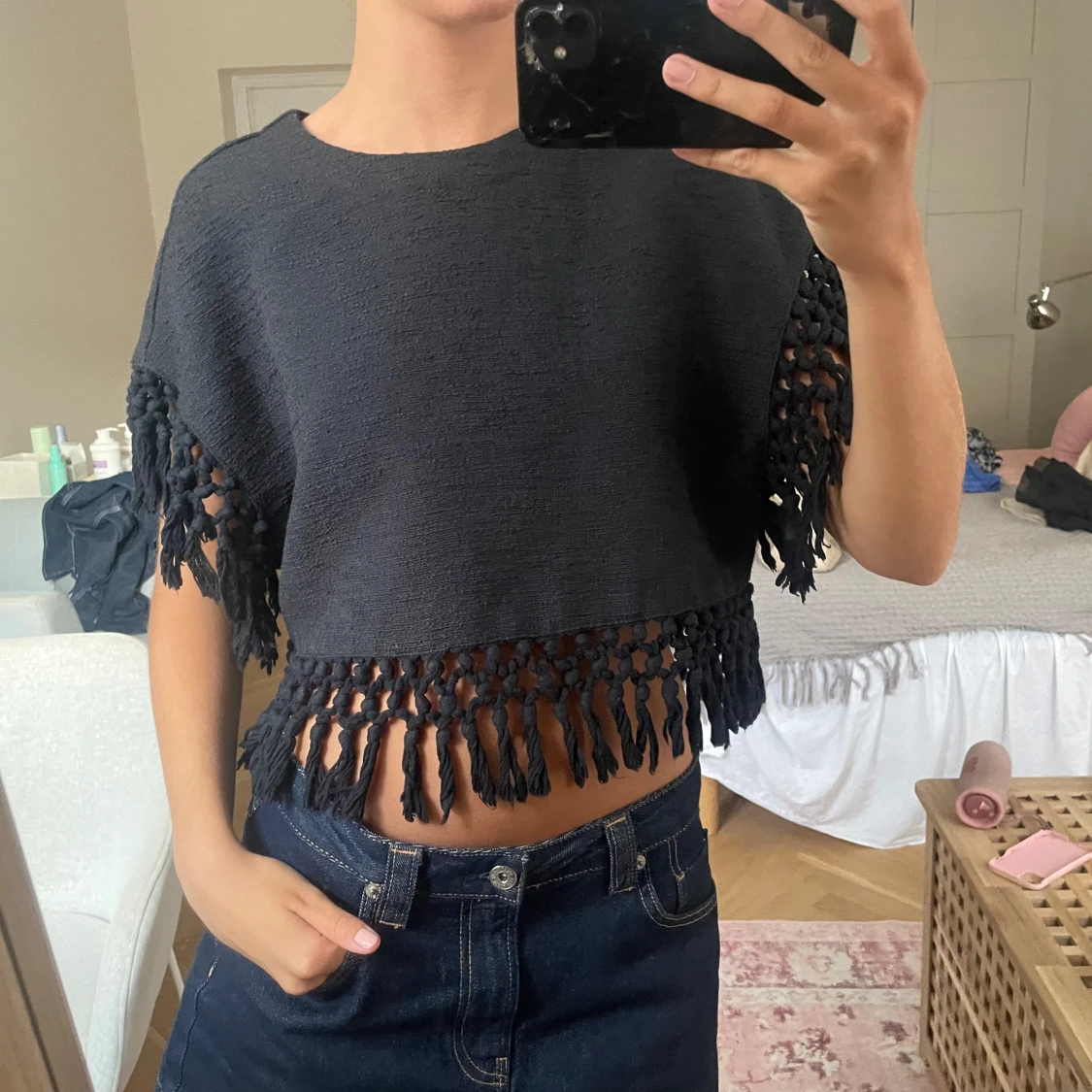 Svart croppad topp med fransar