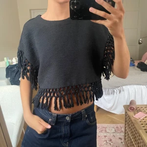 Svart croppad topp med fransar - Så så snygg!! 😜
