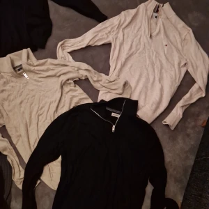 Beige half zip tröja Tommy Hilfiger - Snygg beige långärmad tröja från Tommy Hilfiger med half zip och liten broderad logga på bröstet. Mjuk och skön, perfekt till lager-på-lager. Hög krage och klassisk stil som funkar året runt. 3st zipar, 2 jack and jones en från Tommy hilfiger, 100 för jack and jones, 500 för th, 500 för alla