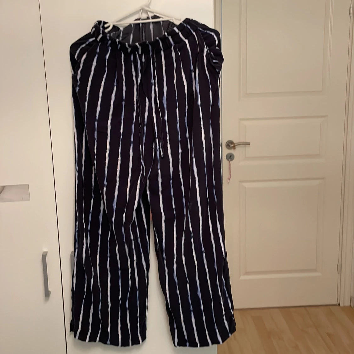 Randiga vida byxor från H&M