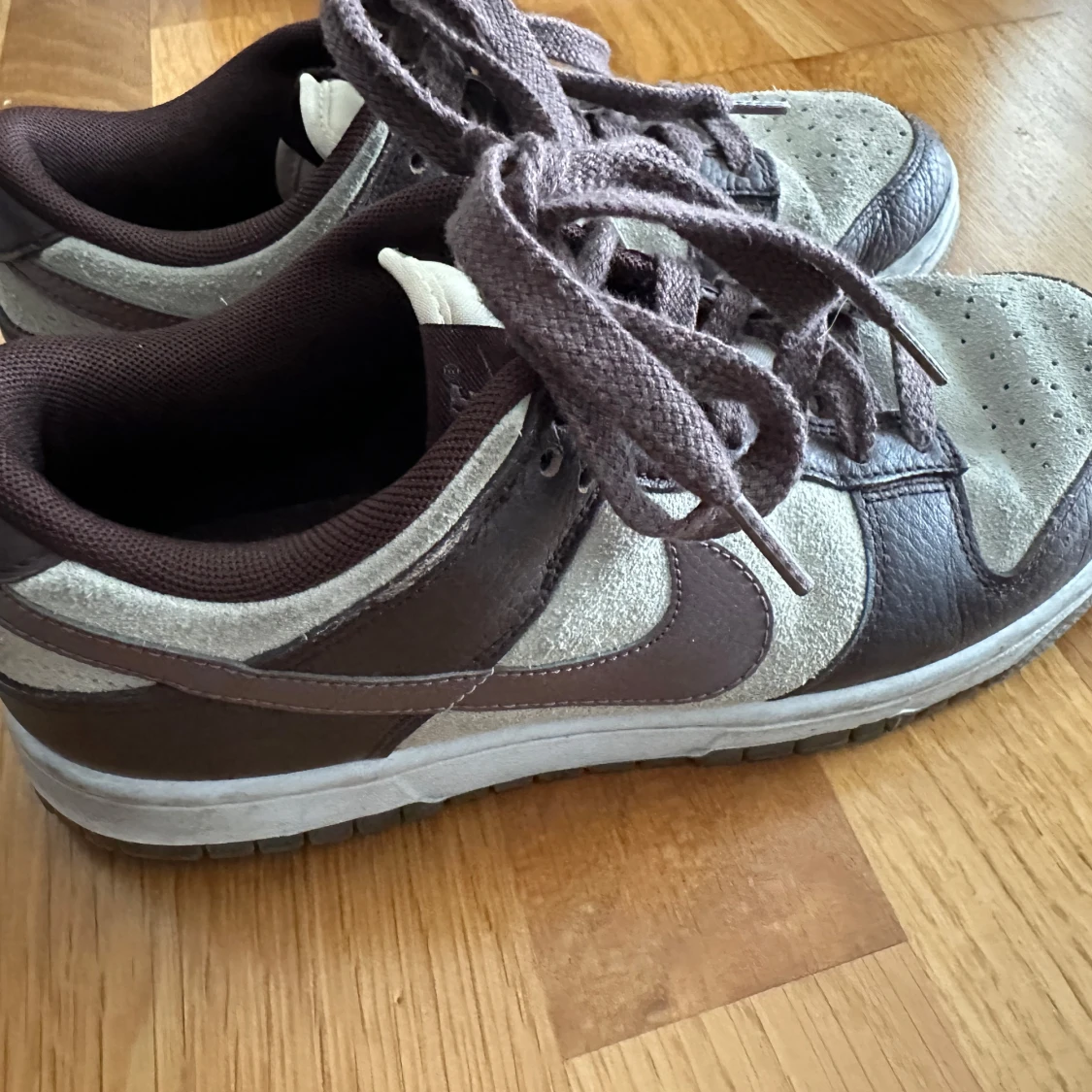 Nike Dunk Low i brunt och grått