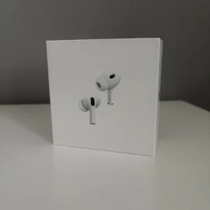 AirPod PRO 2 - AirPod Pro 2:a generationen Använt väldigt lite, fungerar som nytt. Levereras med originalförpackning. Fungerar med alla Apple-enheter. Snabb leverans finns.