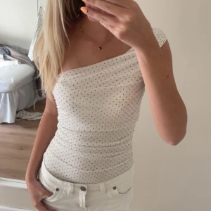 Vit prickig oneshoulder topp - Prickig body fem Stradivarius. Använd en gång. One shoulder