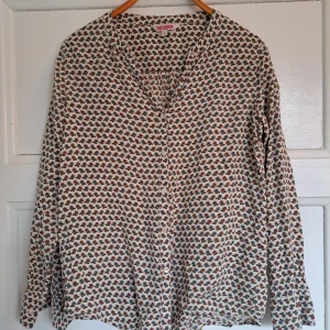 Kravlös blus - Småblommig skön blus med trekvartsärm