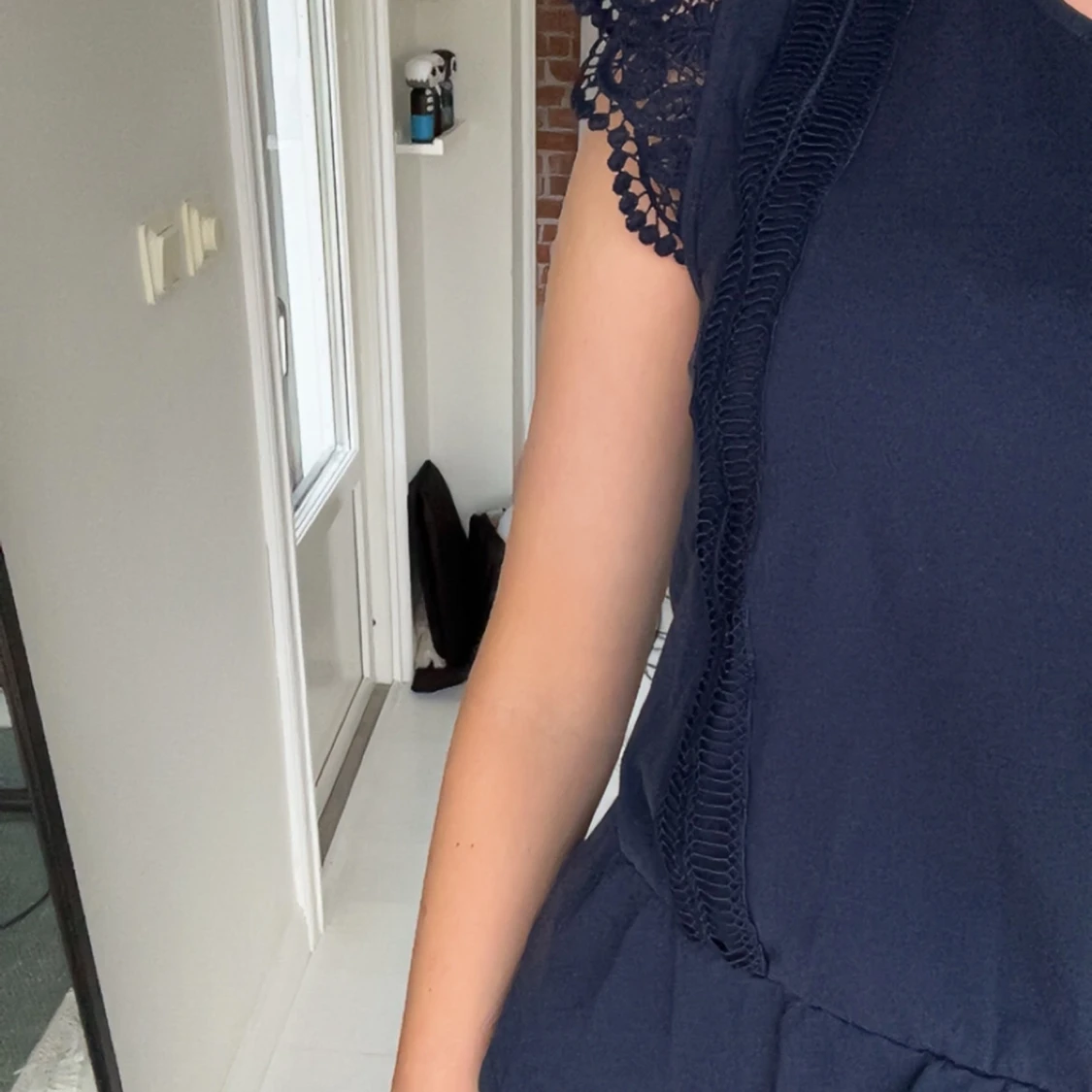 Mörkblå topp med spetsärmar - 2