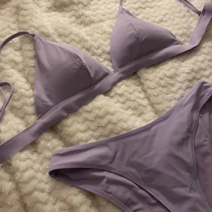 Lila bikini  - Säljer detta bikini set då det inte passar mig. Toppen är i storlek 38 och underdelen är i storlek 36. Om fler bilder önskas, tex om måttet, kan jag jättegärna skicka det också ☺️