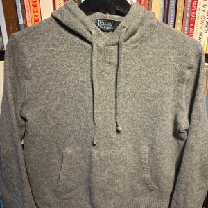 Ralph Lauren Kashmir hoodie - Tja, säljer denna schyssta grå kashmir hoodie från Polo Ralph Lauren! Hoodien är i grymt skick, inga defekter. Skriv vid funderingar