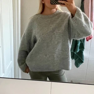 Ljusgrå stickad tröja från H&M - Supermjuk och oversized ljusgrå stickad tröja från H&M i mohair- och ullblandning. Tröjan har rund halsringning, långa ärmar och en chill loose fit som är perfekt för lager-på-lager. Enkel att styla till både jeans och kjol. Pris går att diskutera😇