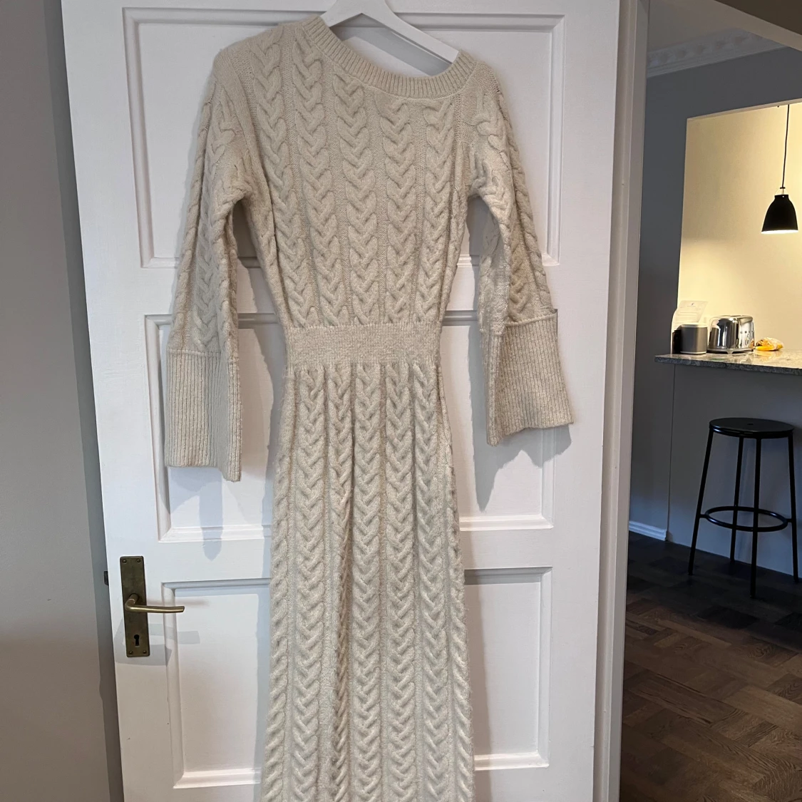 Stickad offshoulder klänning från Adoore - 1