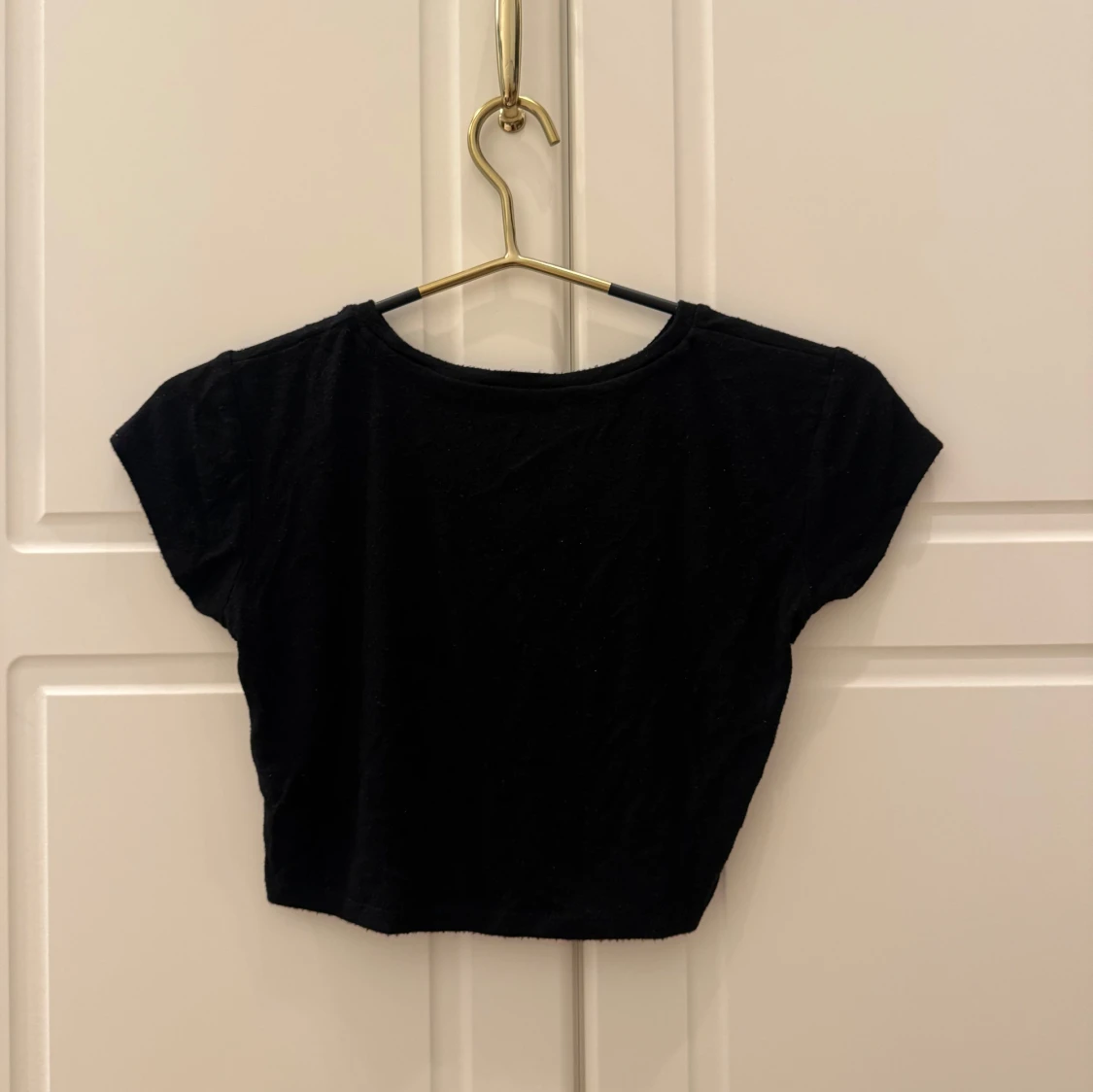 Svart croppad topp med kort ärm - 1