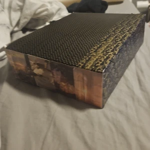 Mystery box smink - Mystery box med skönhet som smink hår vård, hudvård, parfym och sånt finns bara en så passa på den är värd ca 2000kr vissa saker är väldigt dyra skönhets produkter och vissa lite lägre en står blandning