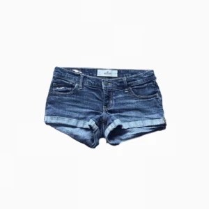 Jeans shorts  - Så snygga från Hollister 🫶🏼 jätte bra skick! Midjemått: 37cm🤍köpta här på plick men tyvärr så passade dom inte💗