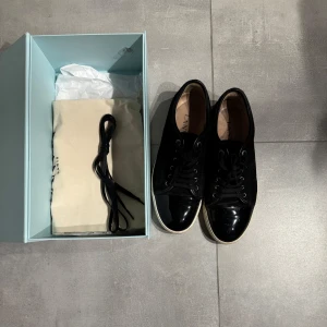 Lanvin skor svarta  - Tjena! Jag säljer nu mina Lanvins! Skorna är i väldigt fint skick och är i storlek storlek 9 vilket motsvarar 43! Box dustbag och extra snören tillkommer! Jag köpte skorna nya på NK för 4500kr! Hör av er vid fler frågor eller funderingar, pris kan diskuteras vid snabb affär!