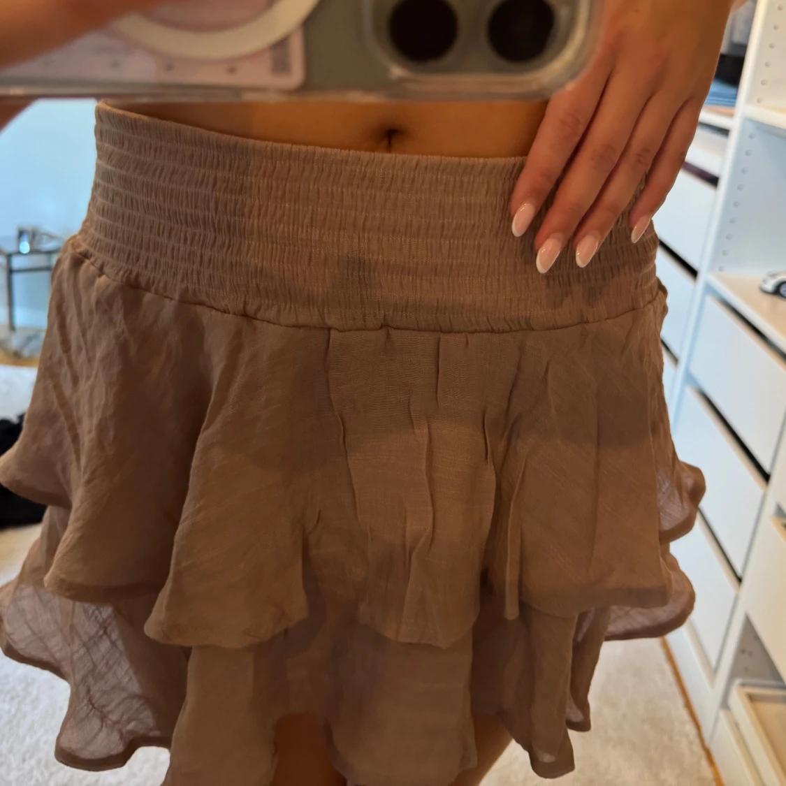 Beige volangkjol med resårmidja