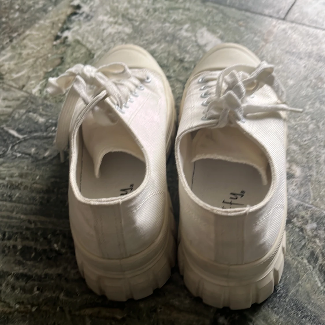 Vita sneakers från Duffy - 1