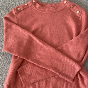 Rostfärgad stickad tröja med guldknappar - En rosa höst tröja, den är ganska liten i storleken det står M men passar som S 