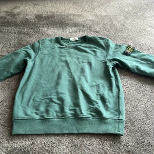 Grön sweatshirt från Stone Island Junior - Snygg grön sweatshirt från Stone Island storlek 12 år. Köptes på nk och nu har jag växt ut den. Priset är diskuterbart och om du har några frågor skriv.