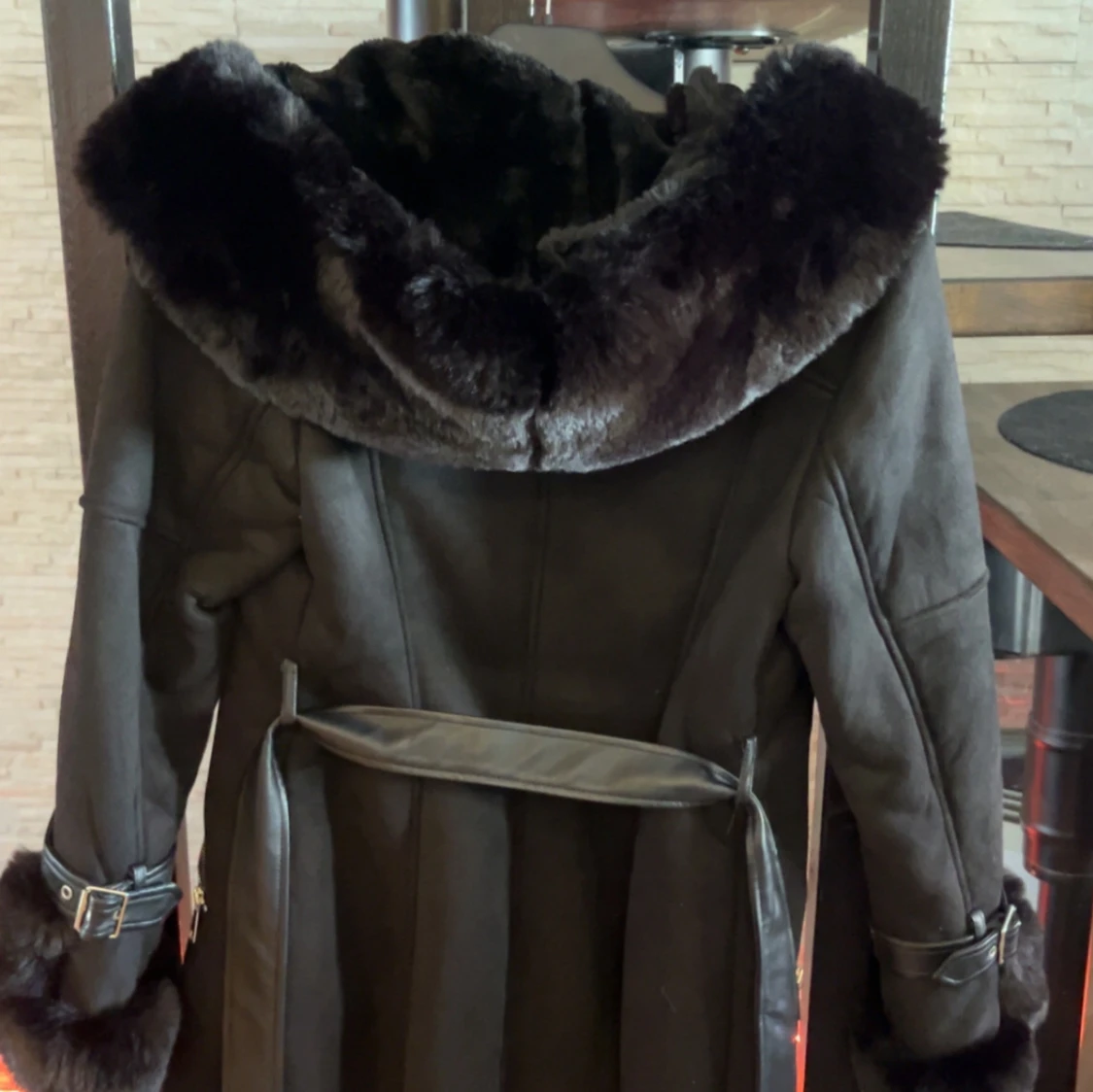 Svart pälsjacka med bälte  - 2