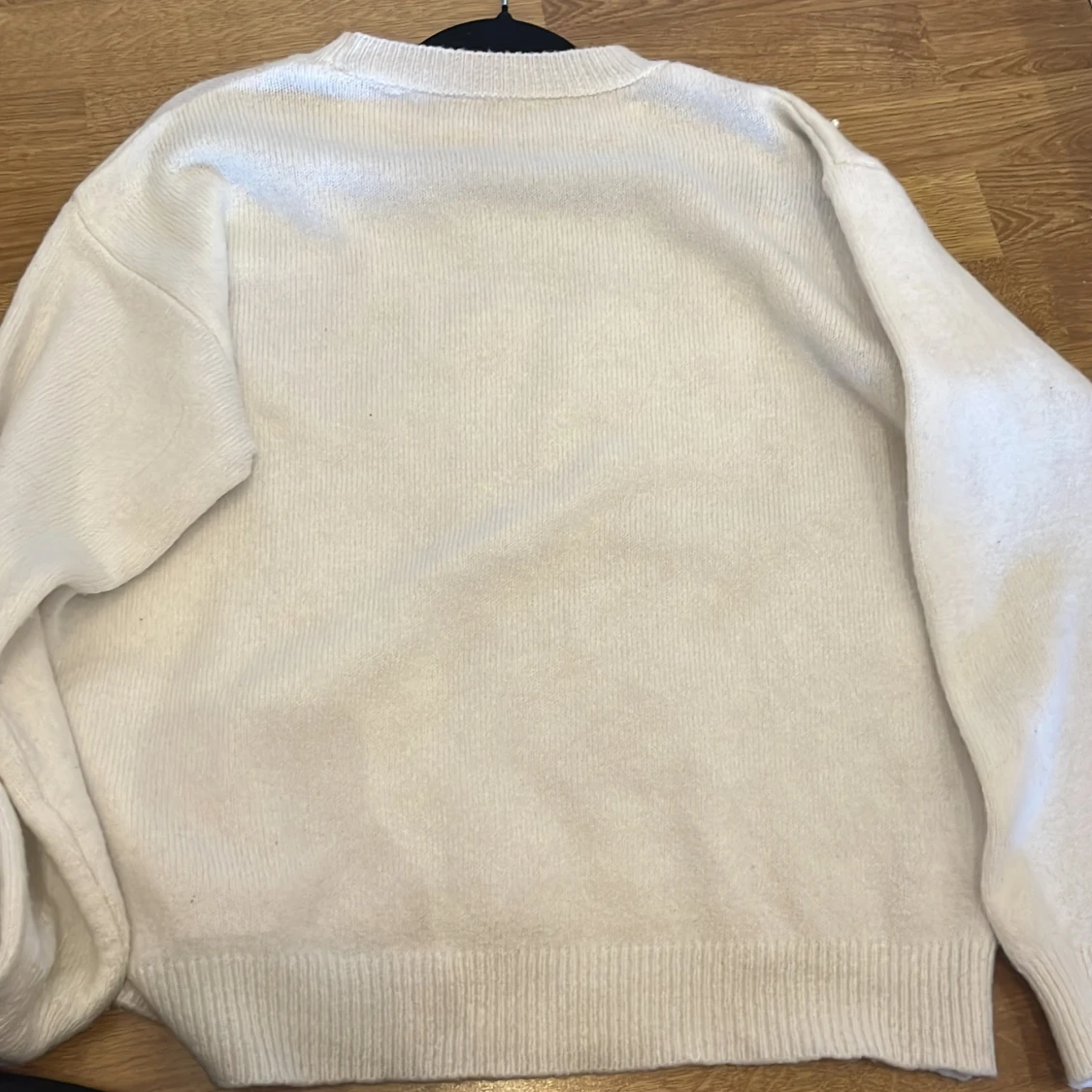 Vit stickad tröja med pärlor - 1