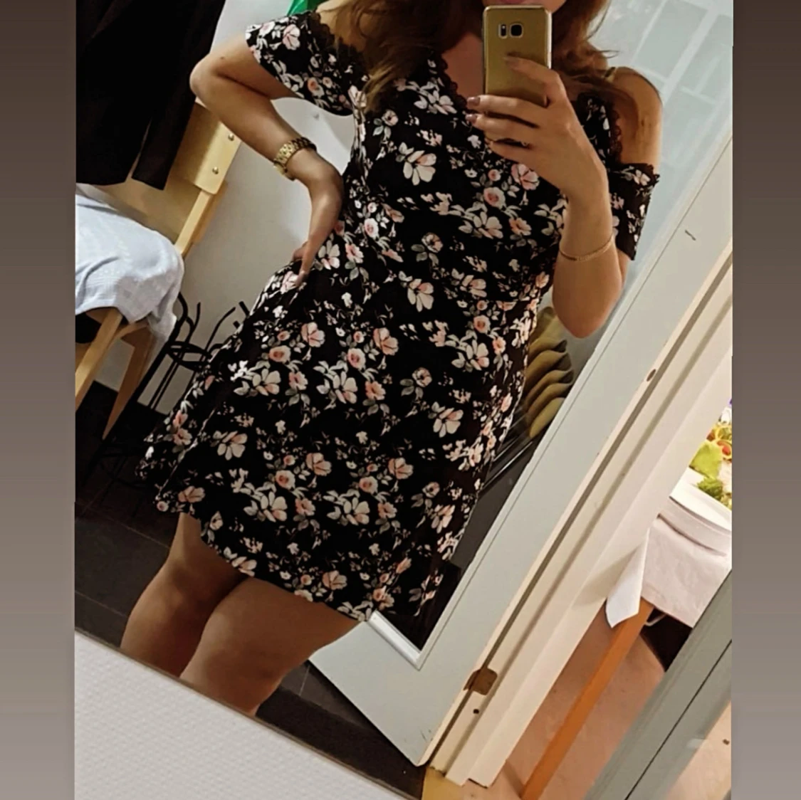 Svart blommig kort klänning - 1