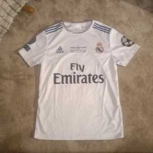 Real madrid fotbollströja - Säljer en Real Madrid tröja med Ronaldo på ryggen. Tröjan är från säsongen 13/14. Sitter bra i stoleken och är i fint skick.