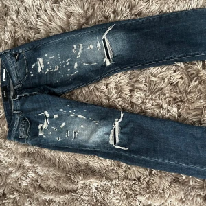 Replay Broken Edge slitna jeans - Snygga blå jeans från Replay Broken Edge med slitna detaljer.Stl W 32 L30.Willbi Regular slim fit.Köpta för 1299 i butik.änvänt de 1-3 gånger.Priset är det bästa