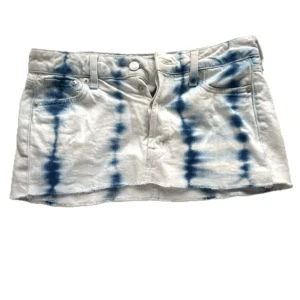 Vit kort jeanskjol - Cool kort jeanskjol från BDENIM i vit och blå tie-dye med rå kant nertill. 💓💓 Midjemått 37 cm tvärsöver  