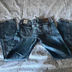 Twisten bootcut jeans - Säljer ett par snygga bootcut jeans från Gina tricor i ljusblå tvätt. Klassisk femficksmodell med markerade sömmar på bakfickorna och normal passform. Storlek 42, ungefär Large, bra längd för någon som är 170 cm eller kortare. Är lite stora på mig så de användes aldrig. Skriv för mer info eller bilder 💕