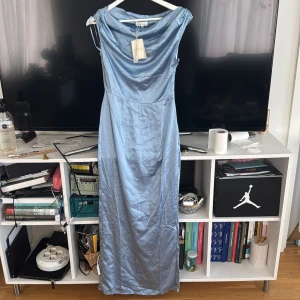 Silkesklänning - Helt oanvänd, prislapp kvar. Normal i storleken. Inköpt för 817 SEK