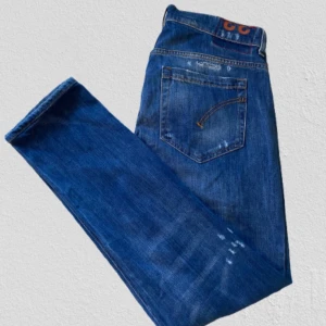 Dondup George Jeans - Riktigt snygga jeans från Dondup i modell George skinny fit med klassisk fem fick design och snygga slitningar.🔥 Storlek 33 men Dondup skiljer sig i storlekar från många andra märken.😇 Bara att höra av sig vid minsta fundering!🙌