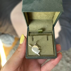 Maria Nilsdotter ”you & me” berlock - Säljer min halva av ”you & me” halsbandet. Endast berlocken. I fint skick och kan poleras upp för att bli ännu finare. Har tyvärr inte kvitto men boxen följer med. 