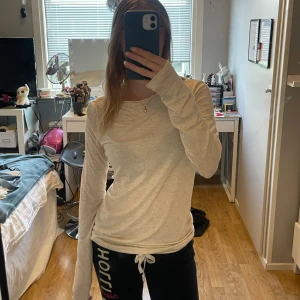 Krämvit tröja intimissimi - Superfin krämvit tröja från intimissimi med små guldglittrande trådar i sig. Storlek M. Tycker denna är jättefin men är tyvärr en storlek för stor för mig! Guldet i den syns bättre i verkligheten Skriv privat för mer information!