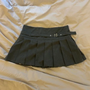 Zara kjol🩶 - Grå Zara kjol med skärp, perfekt till hösten! Midja: 39 cm, Längd: 32 cm