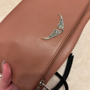 Zadig & Voltaire väska  - Rosa läder, kommer med dustbag och båda kedjorna. 