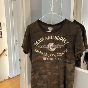 Camouflage t-shirt från Ralph Lauren - Snygg camouflage t-shirt från Ralph Lauren Denim & Supply med coolt tryck, väldigt eftertraktad T-shirt från Ralph Lauren. Fråga gärna om fler bilder eller diskutera priset!🤝🏻✨💫