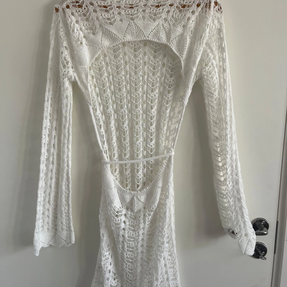 Vit stickad långklänning med knyt - 1