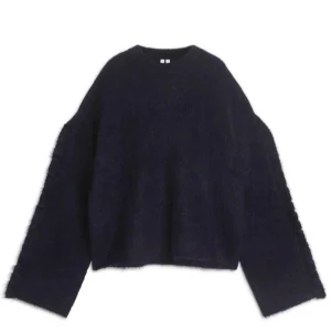 Arket tröja - Säljer denna mörkblåa trendiga tröja ifrån arket i storlek S. Den ser skrynklig ut på sista bilden på grund av att den bara legat i garderoben vikt. Tröjan är nästan aldrig använd. Skriv för mer bilder eller info.