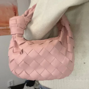 Rosa handväska - Rosa handväska som liknar bottega venetta💕💕Jättefint skick!