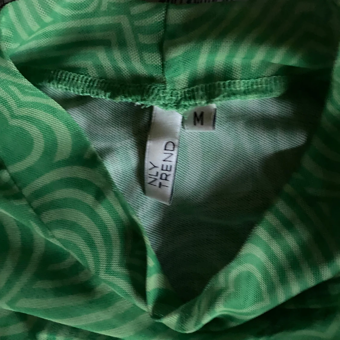 Grön mönstrad mesh topp NLY Trend - 1