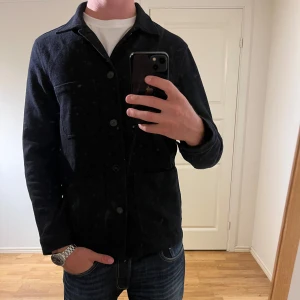 A Days March Overshirt svart - Säljer denna sjukt snygga Overshirten från A Days March⭐️ Färgen är svart och storleken är M✅ Overshirten har inga defekter och skicket är utomordentligt🙌🤝 Sjukt najs passform och passar perfekt till hösten🍁🙌 Tveka inte på att höra av er dig vid minsta fråga eller fundering😊