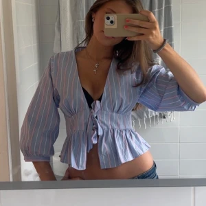 Intressekoll på snygg blus🩵 - !!INTRESSEKOLL!! säljs inte längre och det är min favorit, vill se hur mkt jag kan få för den. Skriv om du är intereserad🩷